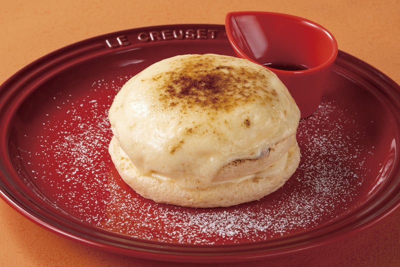 クリームの表面に焼き色があり赤い器のソースを添えたブリュレ冷やしパンケーキの公式画像